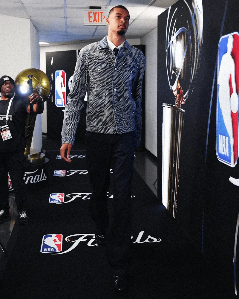 企鹅直播-NBA官方晒文班亚马照片:才第三年他就准备好总决赛首秀了